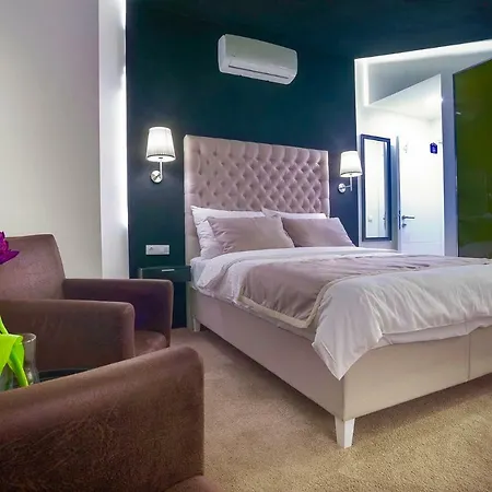 4rooms 4u 4*